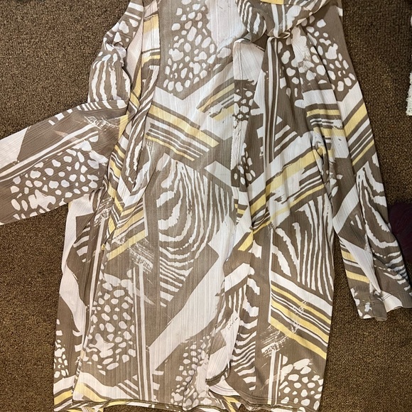 Mostly Women’s Different Types Of Tops. One Male Adult T-Shirt. - Picture 9 of 16